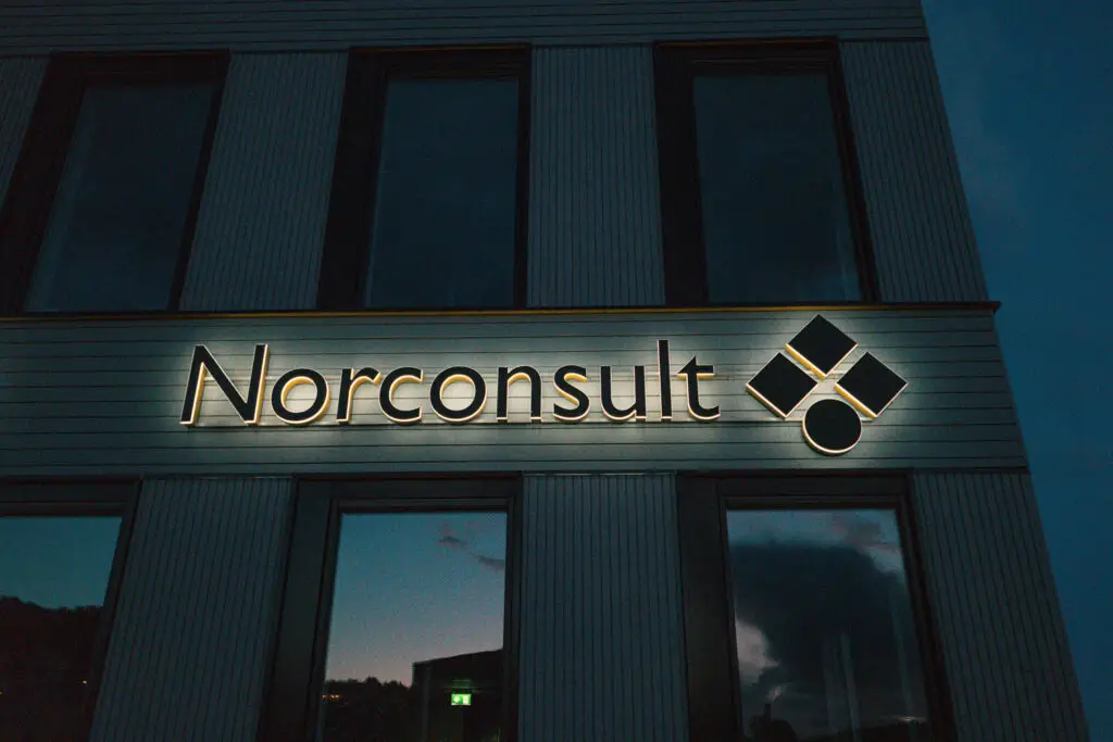 Fasadeskilt for Betonmast og Norconsult på Fritzøe Saga